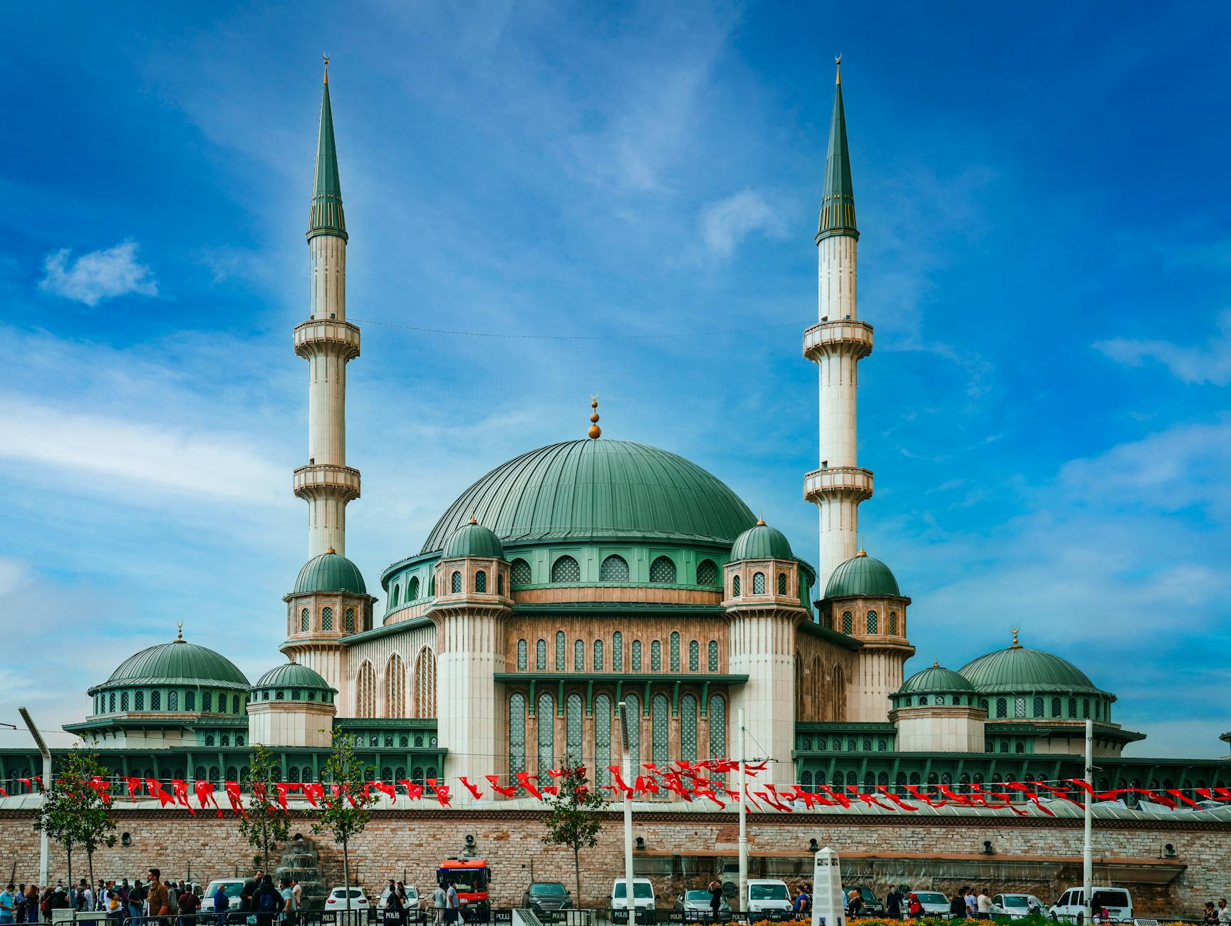 "Paket wisata Umroh Solo Plus dengan tur ke Turki untuk meningkatkan intensitas ibadah dan menikmati keindahan alam Turki."