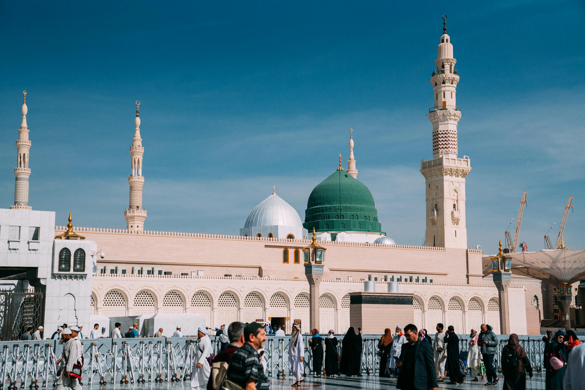 "Biaya umrah terkini yang termasuk biaya visa, transportasi, akomodasi dan lainnya."