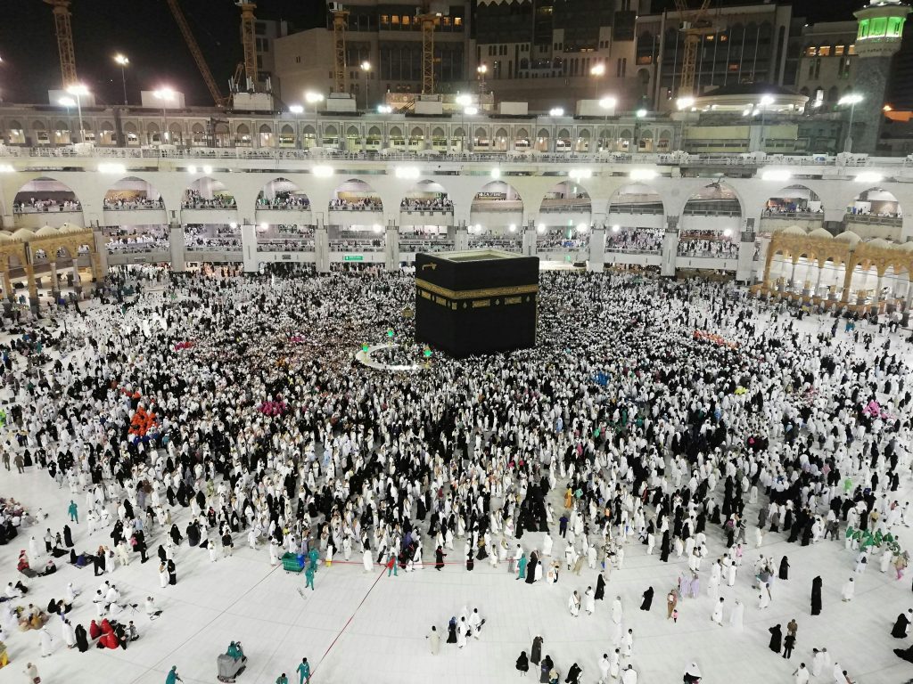 tips umrah pertama kali, jamaah umrah di Masjidil Haram, persiapan umrah pertama kali, 
perlengkapan umrah lengkap